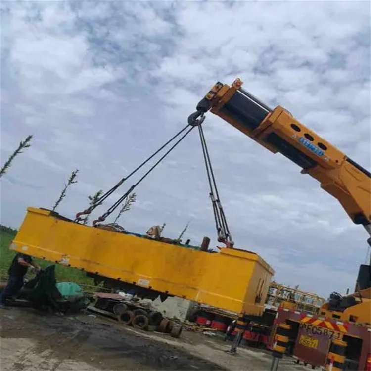 豆河镇吊运集装箱的吊车